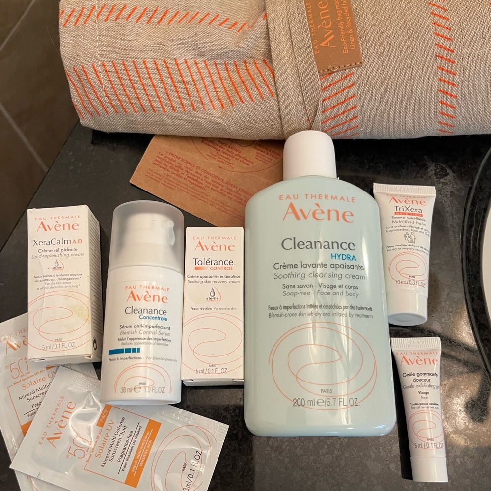 Avene cleanance bundle with bonus beach bag!
